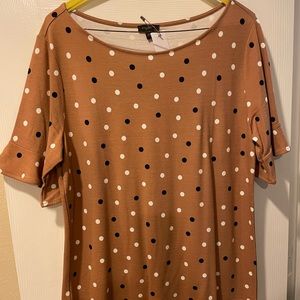 Polka dot t-shirt with ruffled sleeve
